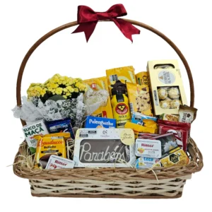 Cesta de Café da Manhã Parabéns com Flores